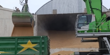 Karasu Limanı’ndaki deponun perde duvarı yıkıldı: Tahıllar yola saçıldı