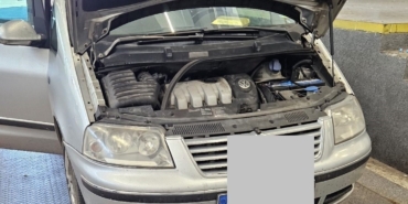 Türkiye’ye sokulmak istenen otomobilin akaryakıt deposuna gizlenen 12 kilo 180 gram esrar ele geçirildi