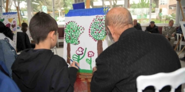 Minik öğrencilerden dedelere, ninelere resim dersi