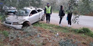 Kontrolden çıkan otomobil, zeytinliğe uçtu