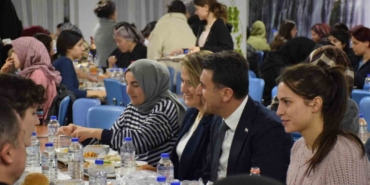 Vali öğrencilerle iftarda buluştu