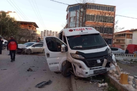 Balıkesir’de servis aracı ile otomobil çarpıştı: 6 yaralı