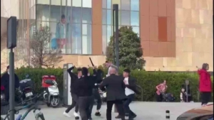 Maltepe’de AVM önünde bıçaklı kavga: 1 yaralı