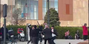 Maltepe’de AVM önünde bıçaklı kavga: 1 yaralı