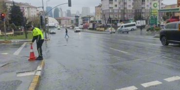 Kırmızı ışık ihlali yapan araç öğrencilere çarptı