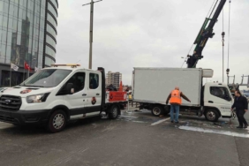 Bağcılar’da süt ürünleri yüklü kamyonet yan yattı: Sürücü kazayı ucuz atlattı