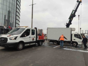 Bağcılar’da süt ürünleri yüklü kamyonet yan yattı: Sürücü kazayı ucuz atlattı