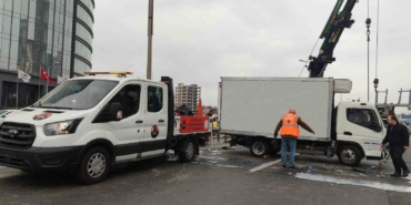 Bağcılar’da süt ürünleri yüklü kamyonet yan yattı: Sürücü kazayı ucuz atlattı