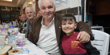 İlkokul öğrencilerinden huzurevindeki büyüklere okulda iftar jesti