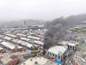 Başakşehir’de motosiklet fabrikasında yangın: Alevlerin yükseldiği fabrika havadan görüntülendi