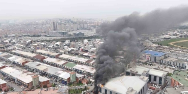 Başakşehir’de motosiklet fabrikasında yangın: Alevlerin yükseldiği fabrika havadan görüntülendi