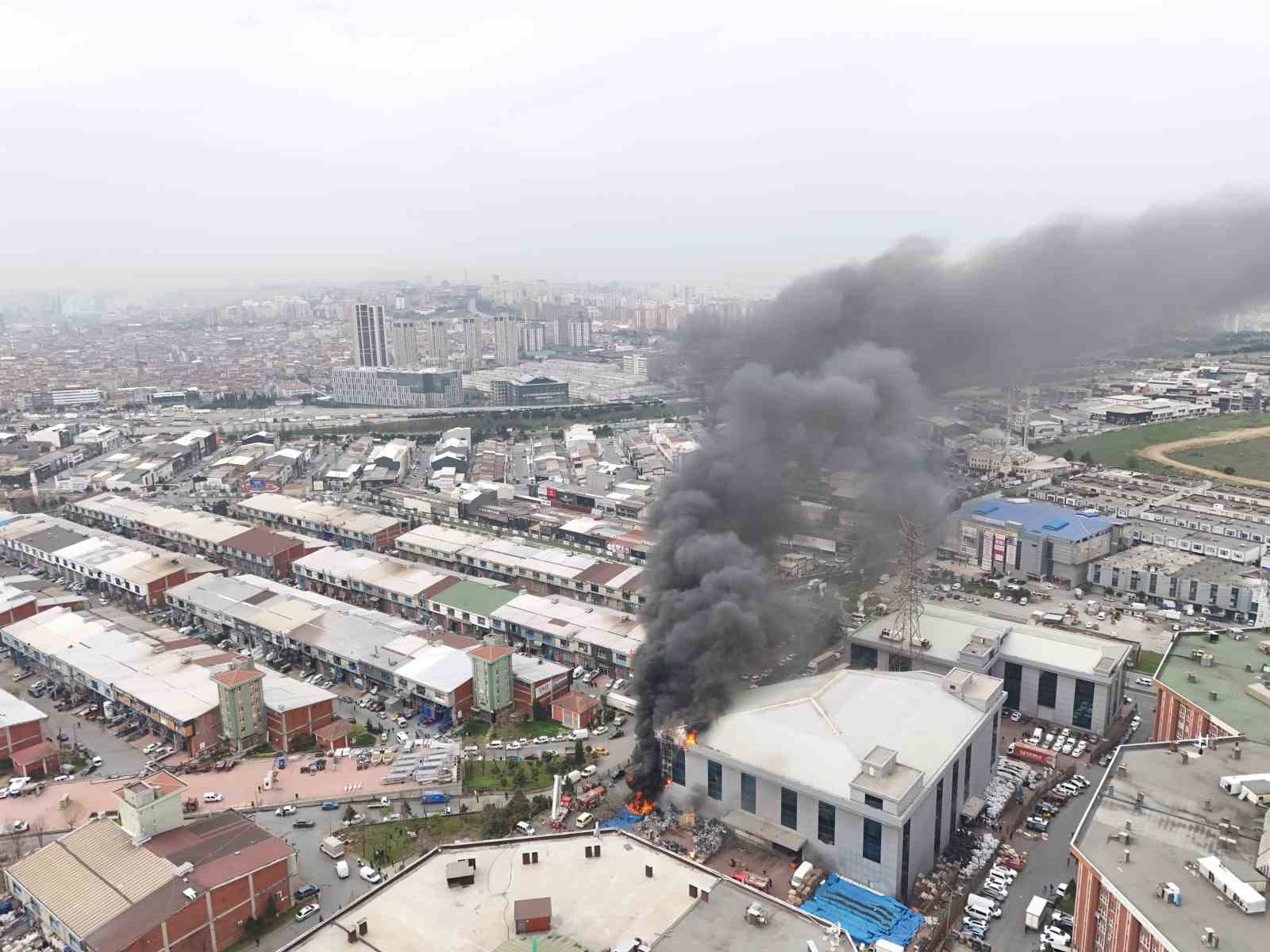 Başakşehir’de motosiklet fabrikasında yangın: Alevlerin yükseldiği fabrika havadan görüntülendi
