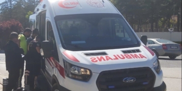 İşçi servisten inen kişiye motosiklet çarptı