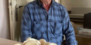 Devrilen traktörün altında kalan adam, hayatını kaybetti