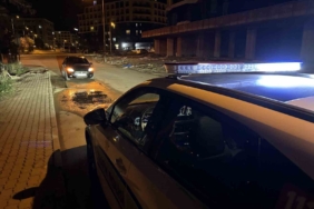 Edirne’de seyir hallideyken elindeki içki şişesini başka bir araca fırlatan alkolü sürücünün ehliyetine el konuldu