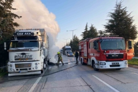 Balıkesir’de balataları yanan kamyon yol kapattı