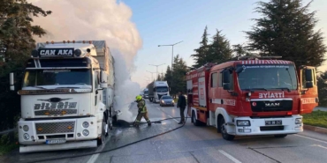 Balıkesir’de balataları yanan kamyon yol kapattı