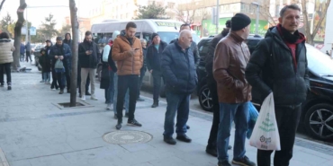 Sakarya’da ilk iftar gününde pide kuyruğu