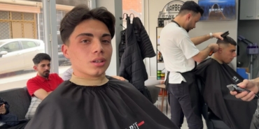 Vinci berbere çevirdi, metrelerce yüksekte müşterilerini tıraş etti