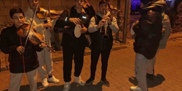 Bayramiçliler yaklaşık bir asırdır sahura şarkılarla uyanıyorlar