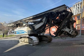 Kağıthane’de iş makinesini çeken halat koptu, 2 kişi yaralandı