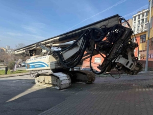 Kağıthane’de iş makinesini çeken halat koptu, 2 kişi yaralandı