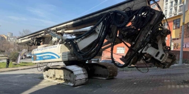 Kağıthane’de iş makinesini çeken halat koptu, 2 kişi yaralandı