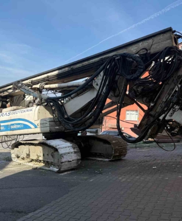 Kağıthane’de iş makinesini çeken halat koptu, 2 kişi yaralandı