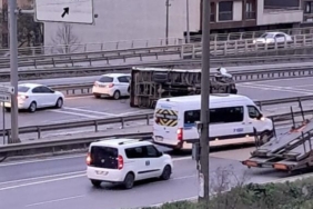 Hurda yüklü kamyonet devrildi