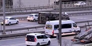 Hurda yüklü kamyonet devrildi