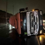 Başakşehir’de yola devrilen beton mikserine arkadan gelen araç çarptı: 1 yaralı