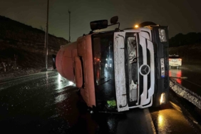 Başakşehir’de yola devrilen beton mikserine arkadan gelen araç çarptı: 1 yaralı