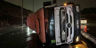 Başakşehir’de yola devrilen beton mikserine arkadan gelen araç çarptı: 1 yaralı