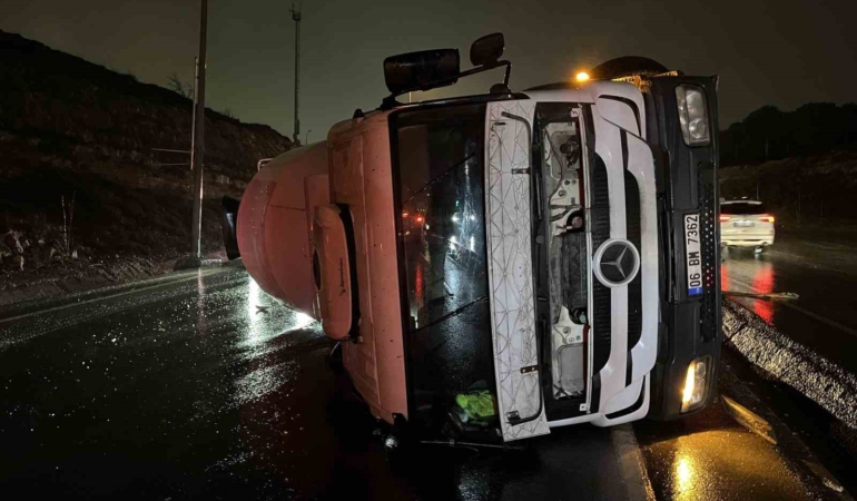 Başakşehir’de yola devrilen beton mikserine arkadan gelen araç çarptı: 1 yaralı