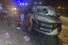 Otomobil ile hafif ticari araç çarpıştı: 3’ü çocuk 4 yaralı