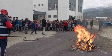 Okullarda yangın eğitimi verdi