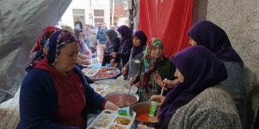 Her akşam köy meydanında gönül sofrası kuruluyor