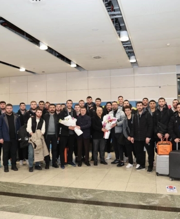 Gebze’nin voleybol takımı çiçeklerle karşılandı