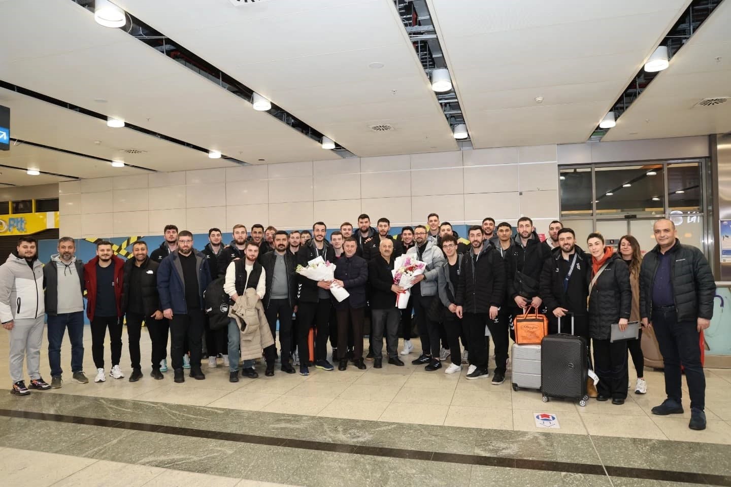 Gebze’nin voleybol takımı çiçeklerle karşılandı