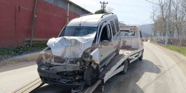 Halk otobüsü ile hafif ticari araç çarpıştı: 1 yaralı