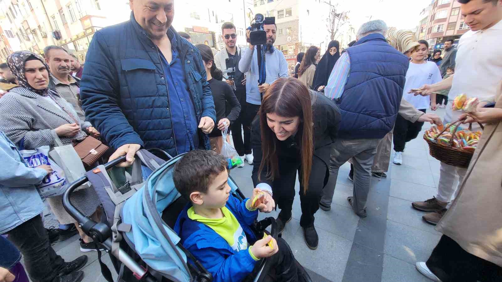 AK Parti İstanbul Milletvekili Derya Ayaydın bayram öncesi vatandaşlarla bir araya geldi