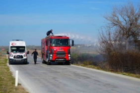 Otluk alanda çıkan yangın çiftlik evine sıçramadan söndürüldü