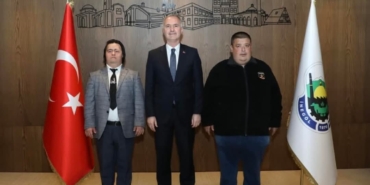 İnegöl Belediyesi’nden özel bireylere anlamlı doğum günü sürprizi