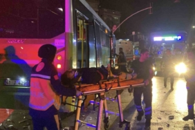 Otomobil, özel halk otobüsüne çarptı: 3 yaralı