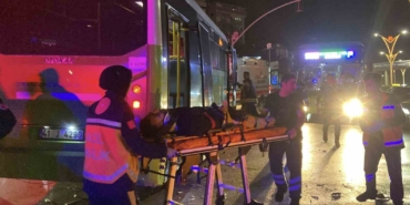 Otomobil, özel halk otobüsüne çarptı: 3 yaralı