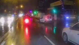 Ataşehir’de aracın 2 yayaya çarptığı an kamerada