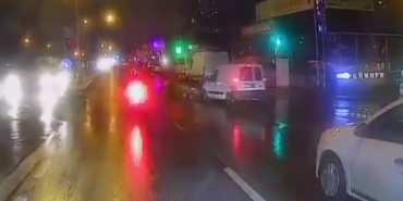 Ataşehir’de aracın 2 yayaya çarptığı an kamerada
