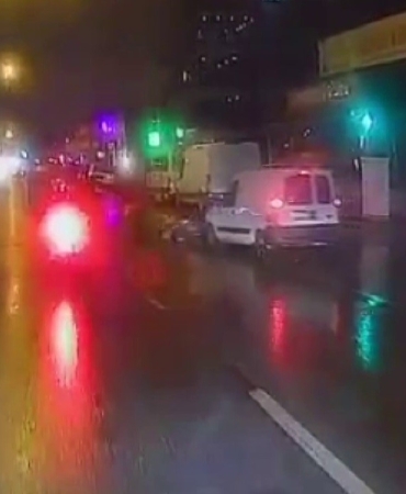 Ataşehir’de aracın 2 yayaya çarptığı an kamerada