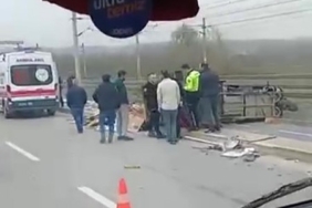 Otomobille çarpışan kağıt toplayıcısının kullandığı motor yan yattı: 1 yaralı