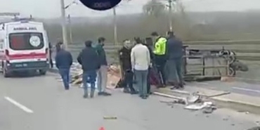 Otomobille çarpışan kağıt toplayıcısının kullandığı motor yan yattı: 1 yaralı